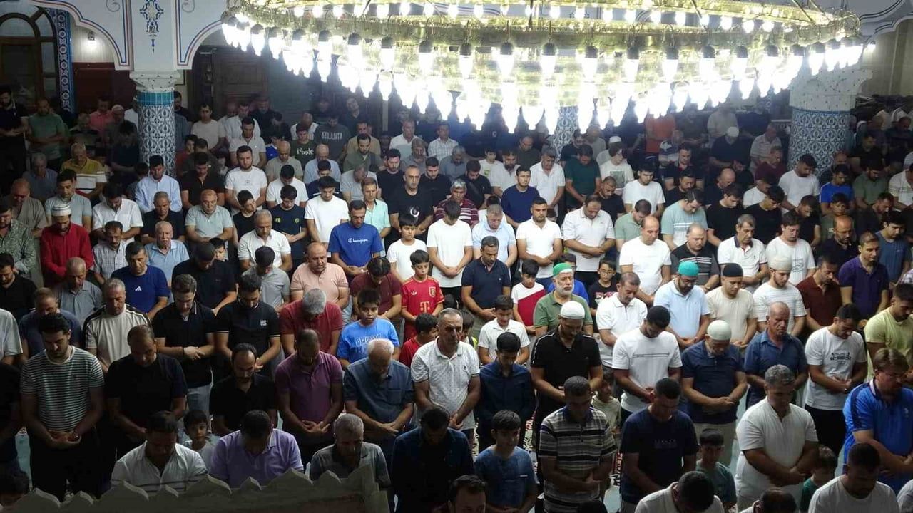 Kilis'te mevlid kandili: camilerde dua ve sohbetle geceye yoğun katılım