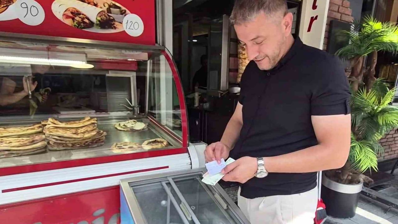 Kilitsiz su dolabında bırakılan not ve para esnafın gönlünü ısıttı
