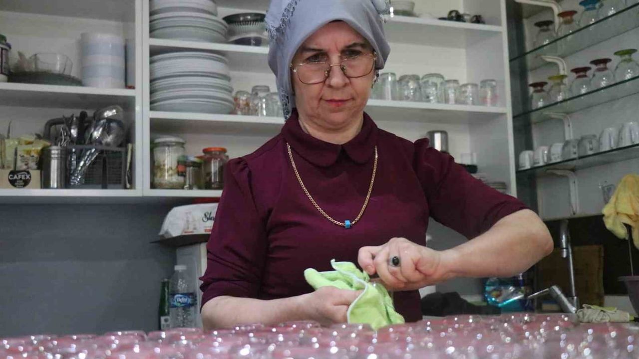 kıraathanede aileyi büyüten kadın: 56 yaşında beş çocukla ekmeğini kazanan girişimci