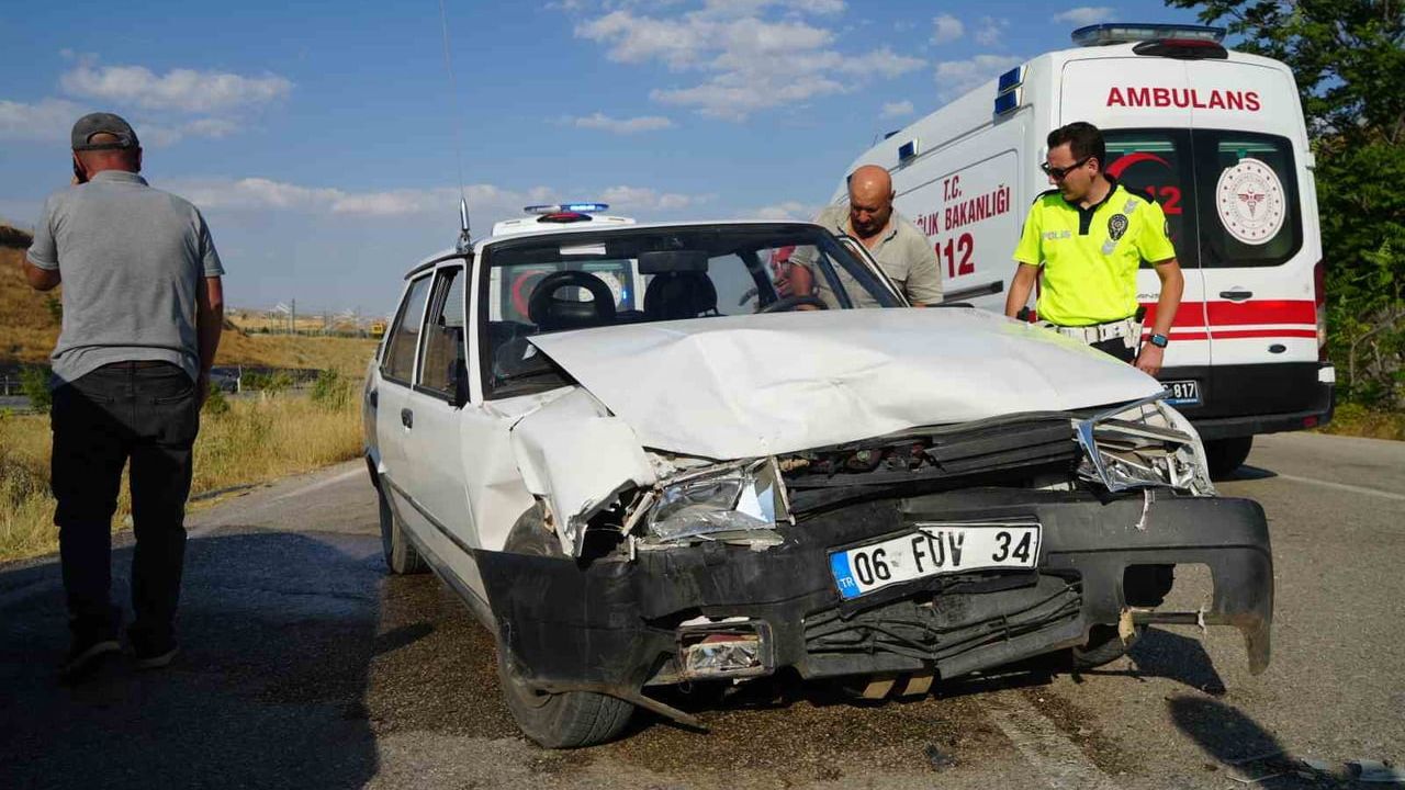 Kırıkkale Çevrealtı Caddesi'nde iki otomobil çarpıştı: beş yaralı