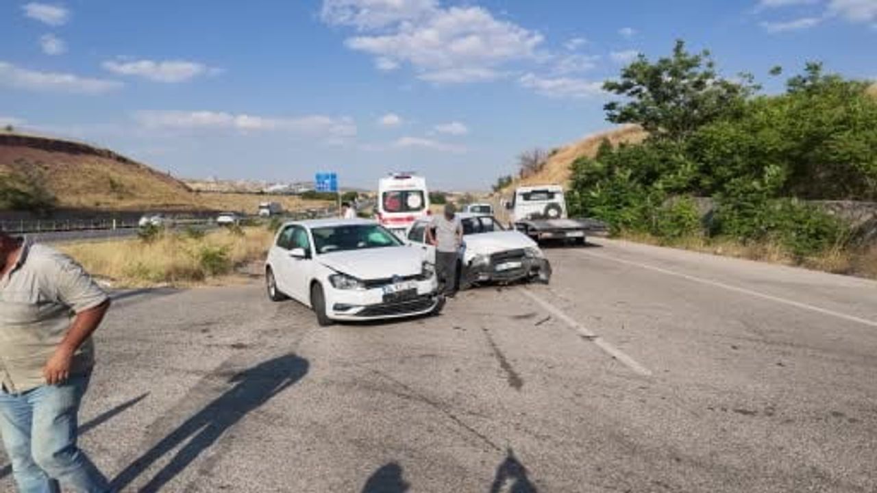 Kırıkkale'de çevrealtı caddesi'nde kafa kafaya çarpışma: beş yaralı