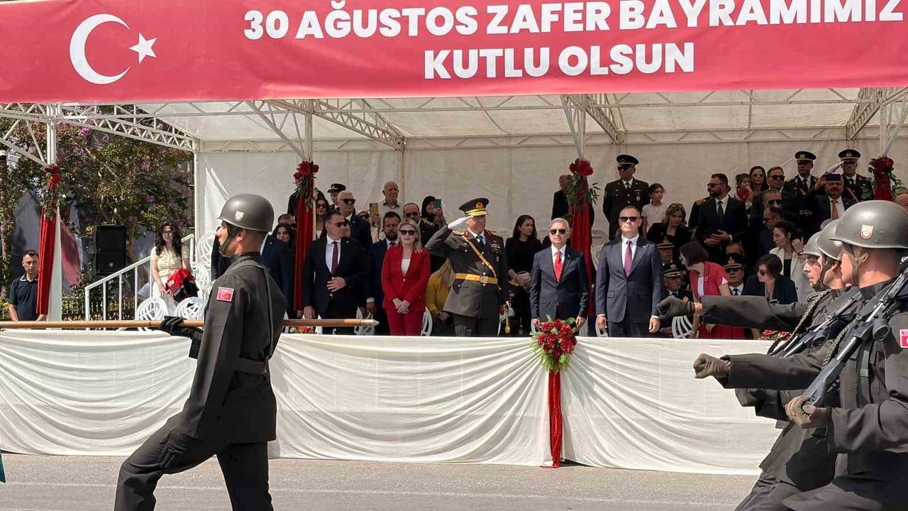 Kırklareli’nde 30 ağustos coşkusu: anıt önünde tören ve resmigeçitle tamamlanan kutlama