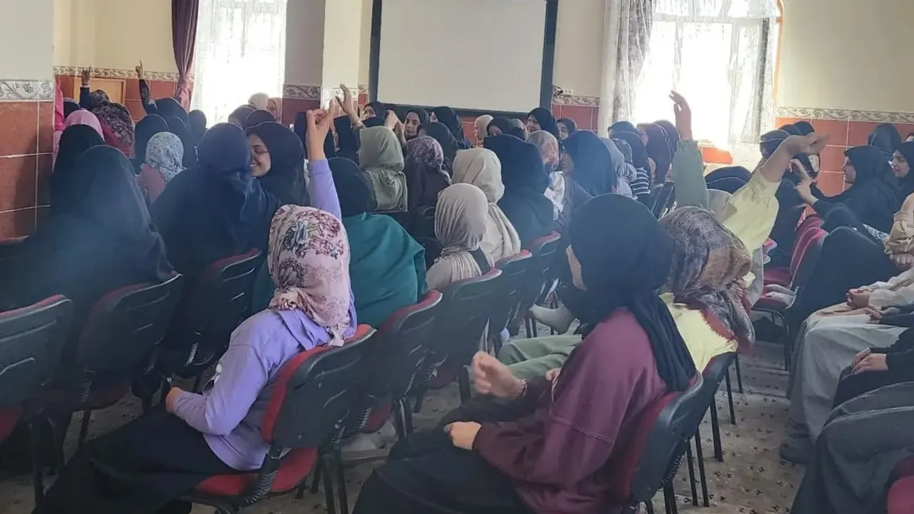Kırmadan konuşmak üzerine kursiyerlere nazik iletişim eğitimi