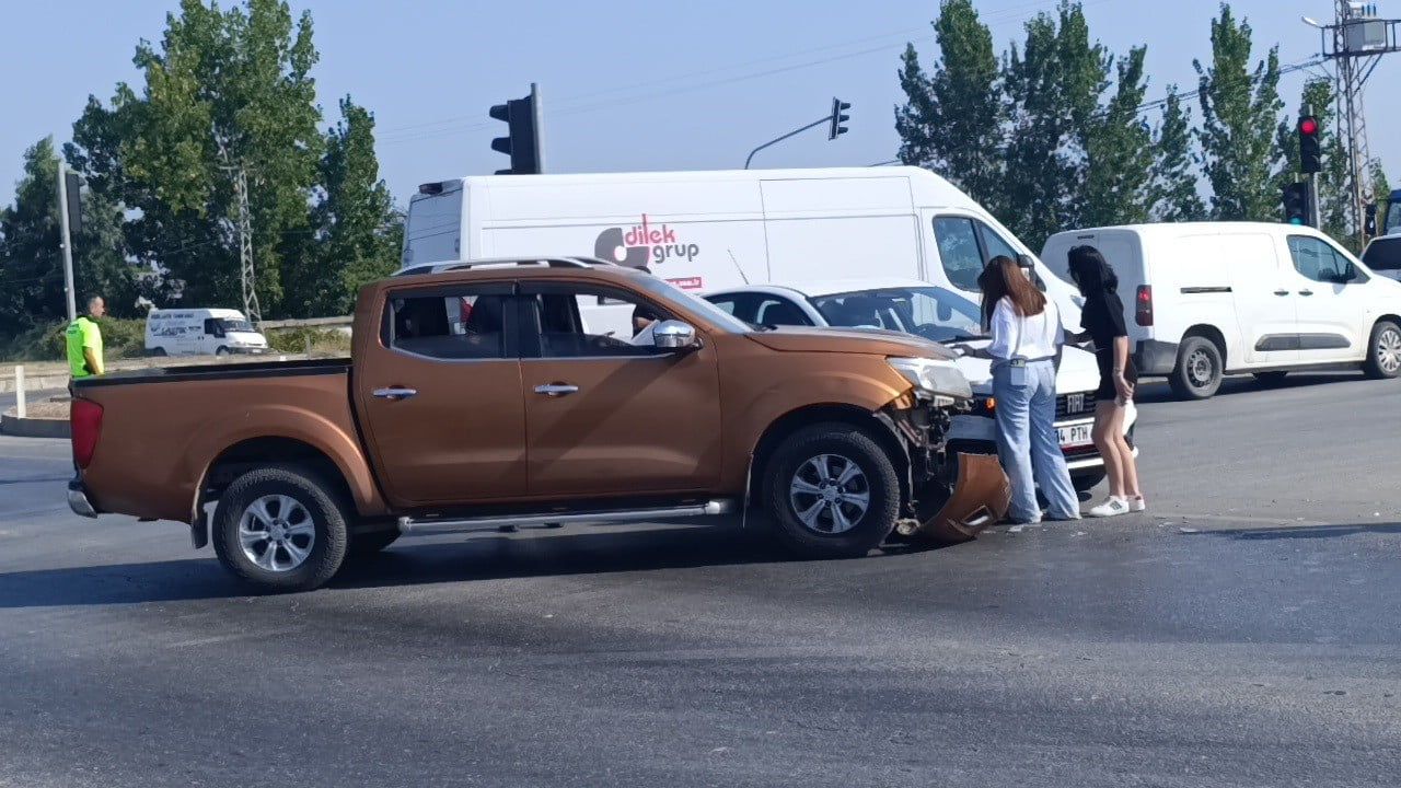 Kırmızı ışık ihlali kavşakta ağır hasarlı çarpışmaya yol açtı