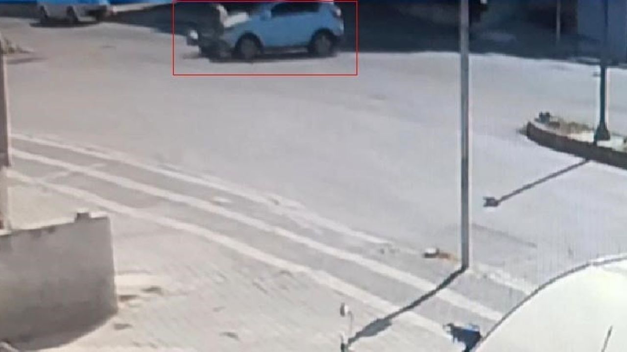 Kırmızı ışık ihlali sonrası Manavgat'ta motosiklet ve otomobil çarpıştı