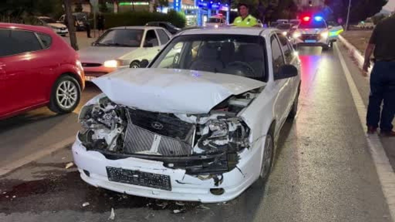 Kırmızı ışıkta bekleyen otomobile arkadan çarpma: 1'i çocuk olmak üzere üç yaralı