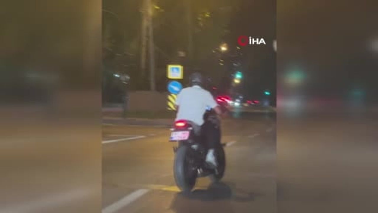 Kırmızıda bekleyip driftle yola çıkan motosiklet güvenliği riske attı