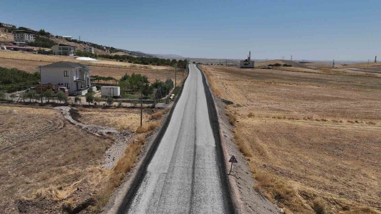 Kırsal erişim güçleniyor: Diyarbakır'da sathi kaplama ve temel yol seferberliği