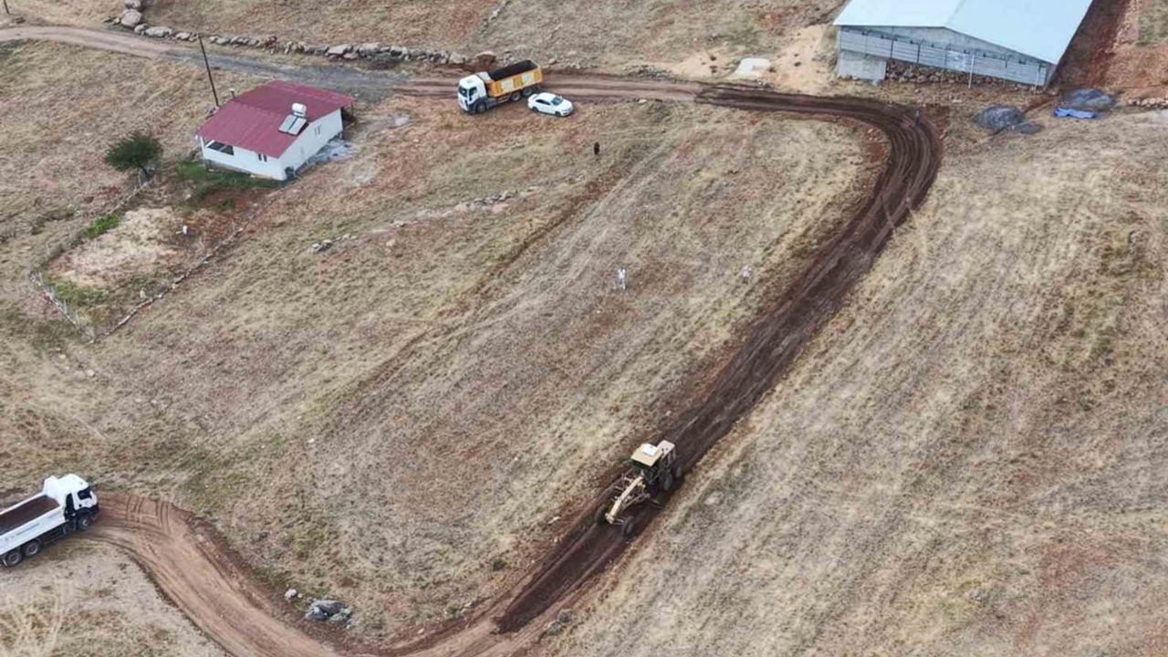 Kırsal Tarsus'ta mahalle yolları bypass ve reglajla güçlendiriliyor