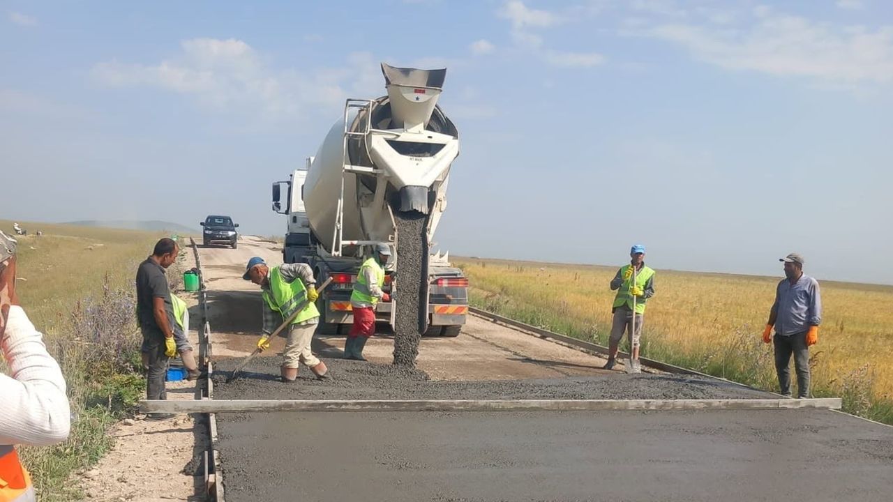 Kırsalda ulaşım ağı güçleniyor: Kars’ta asfalt, beton ve parke çalışmaları devam ediyor