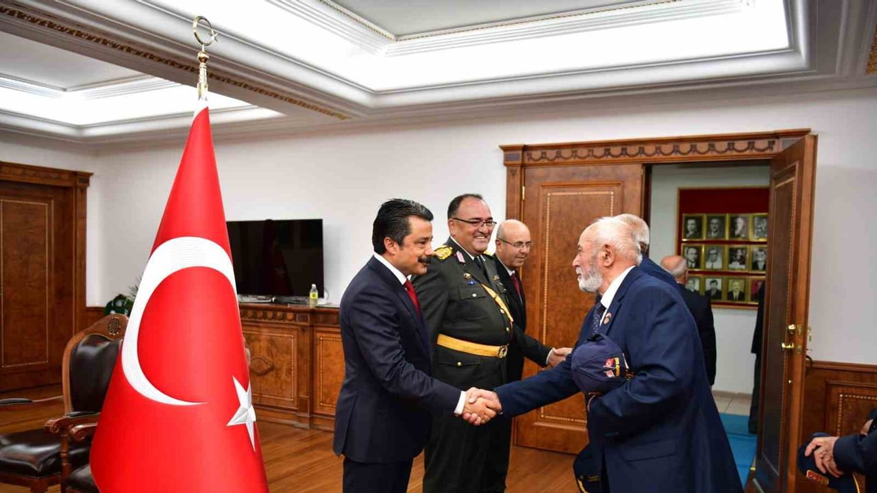 Kırşehir Anıt Meydanı'nda 30 Ağustos coşkusu mehter ve jandarmayla yükseldi