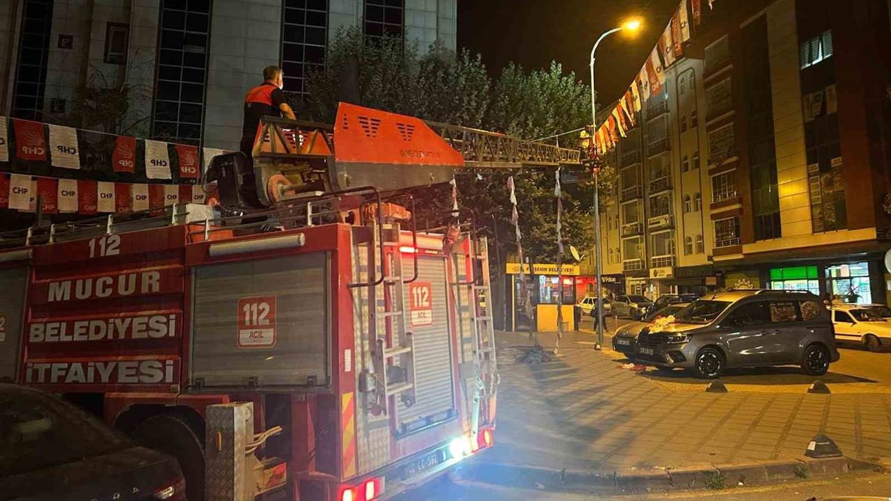 Kırşehir'de bayrak yenileme tartışması: CHP itfaiye talebinin reddedildiğini açıkladı