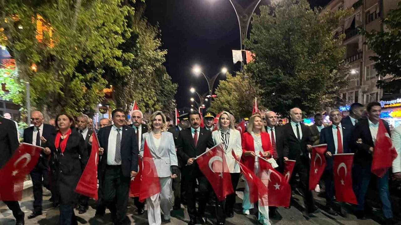 Kırşehir'de bayram coşkusu kortejle meydana taştı