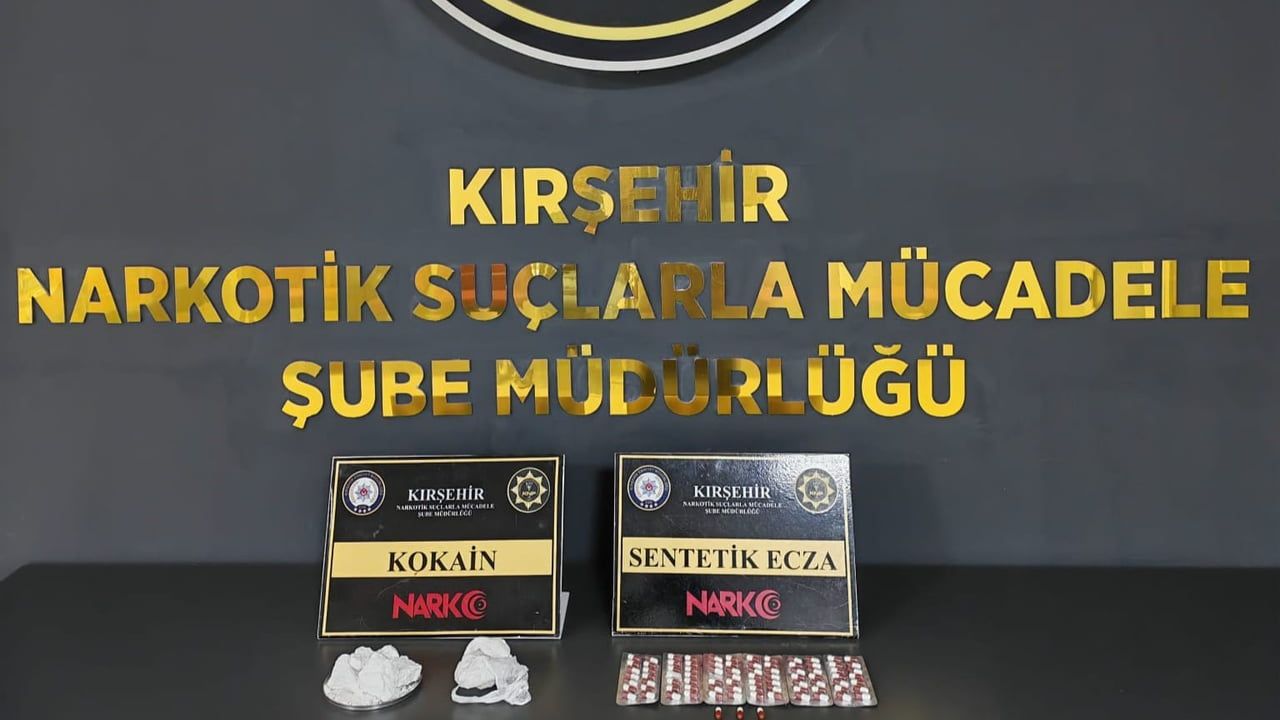 Kırşehir'de durdurulan araçtan çıkan uyuşturucu iki şüphelinin tutuklanmasına yol açtı