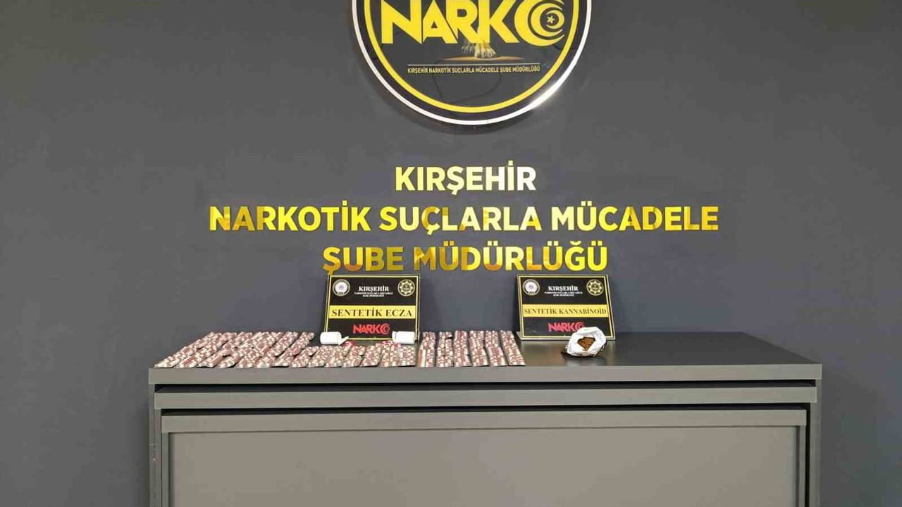 Kırşehir'de ev baskınında yüzlerce hap ve onlarca gram uyuşturucu ele geçirildi