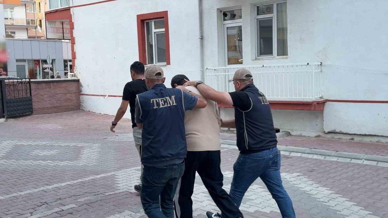 Kırşehir'de saklandığı adreste yakalanan kırmızı bültenli Iraklı şüpheli iade edildi