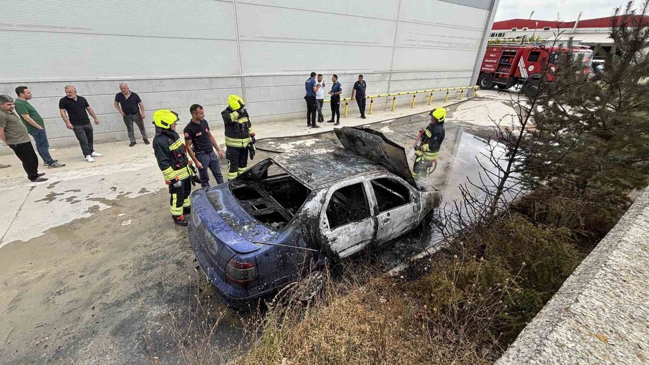 Kısa süre önce aldığı otomobil park halindeyken alev aldı, geriye hurda kaldı