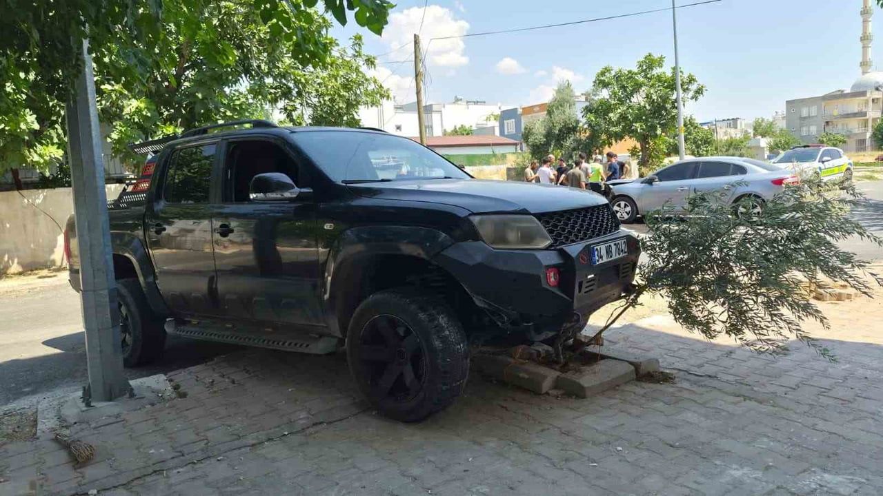 Kısa süreli çarpışma Sümerevler'de pikap sürücüsü yaralandı