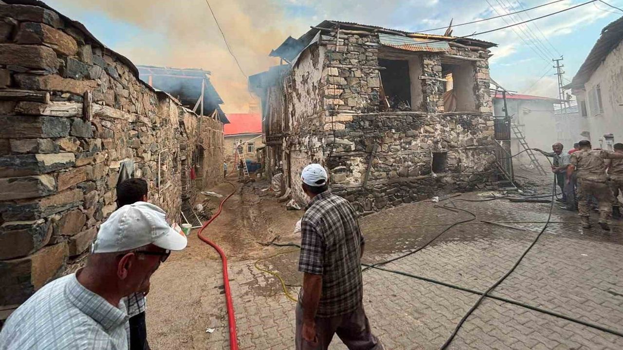 Kışlacık'ta yangın kontrol altına alındı; sekiz ev kullanılamaz hale geldi