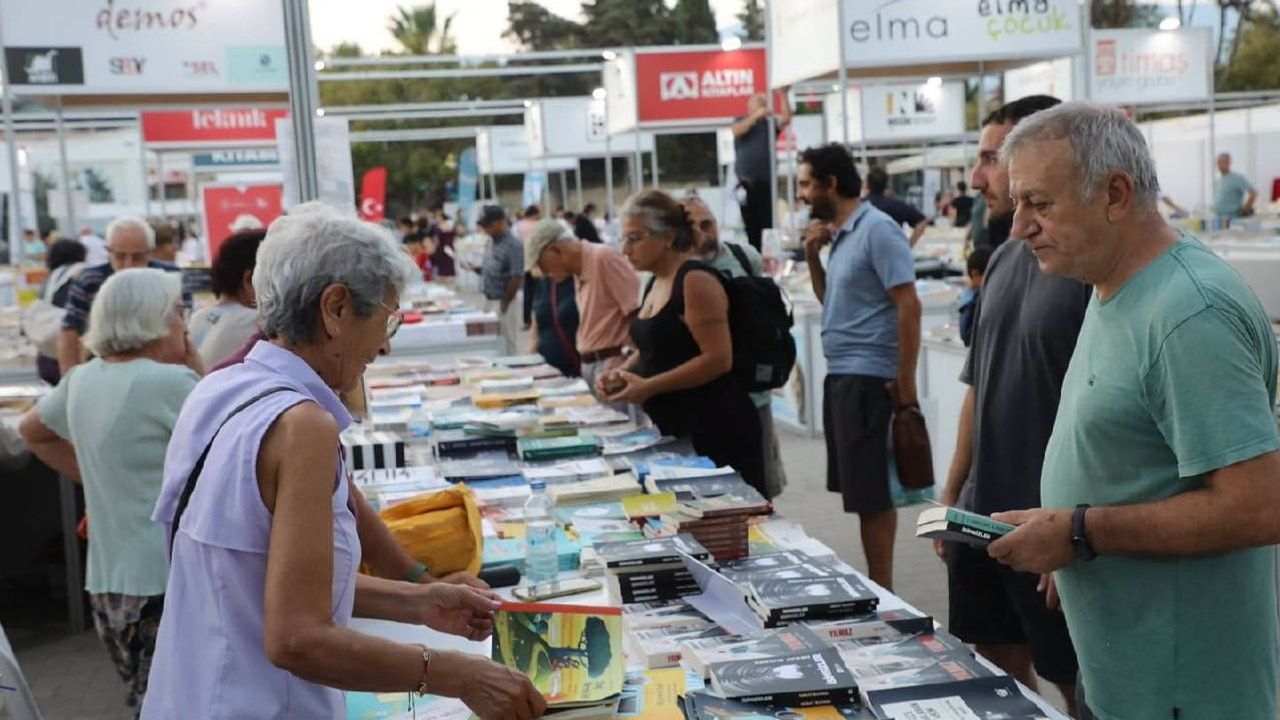 Kitap, sohbet ve müziğin buluşması: Edremit fuarında altıncı gün