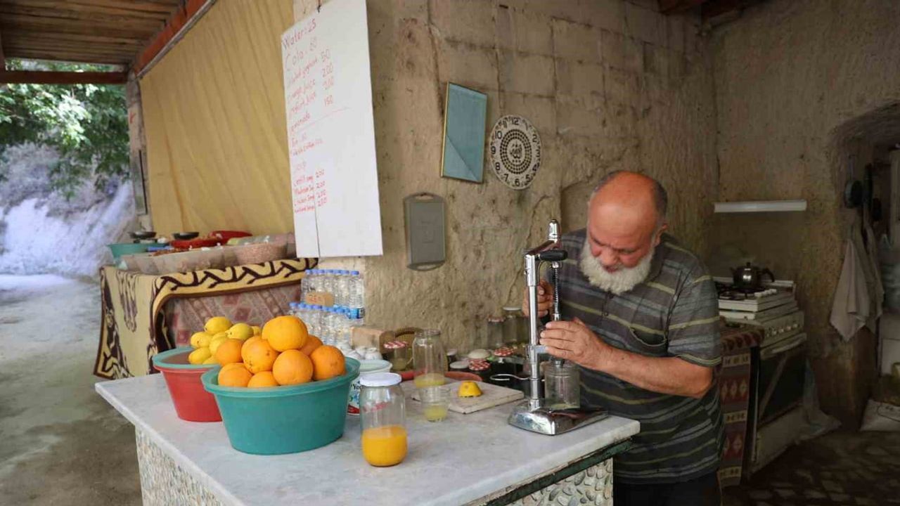 Kızılçukur vadisi'nde 41 yıllık misafirperverlik: kayadan oyma kafede ömrünü turistlere adadı