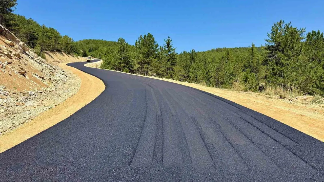 Kızılçukur ve Alınören arasındaki bağlantı yolları sıcak asfaltla tamamlanıyor