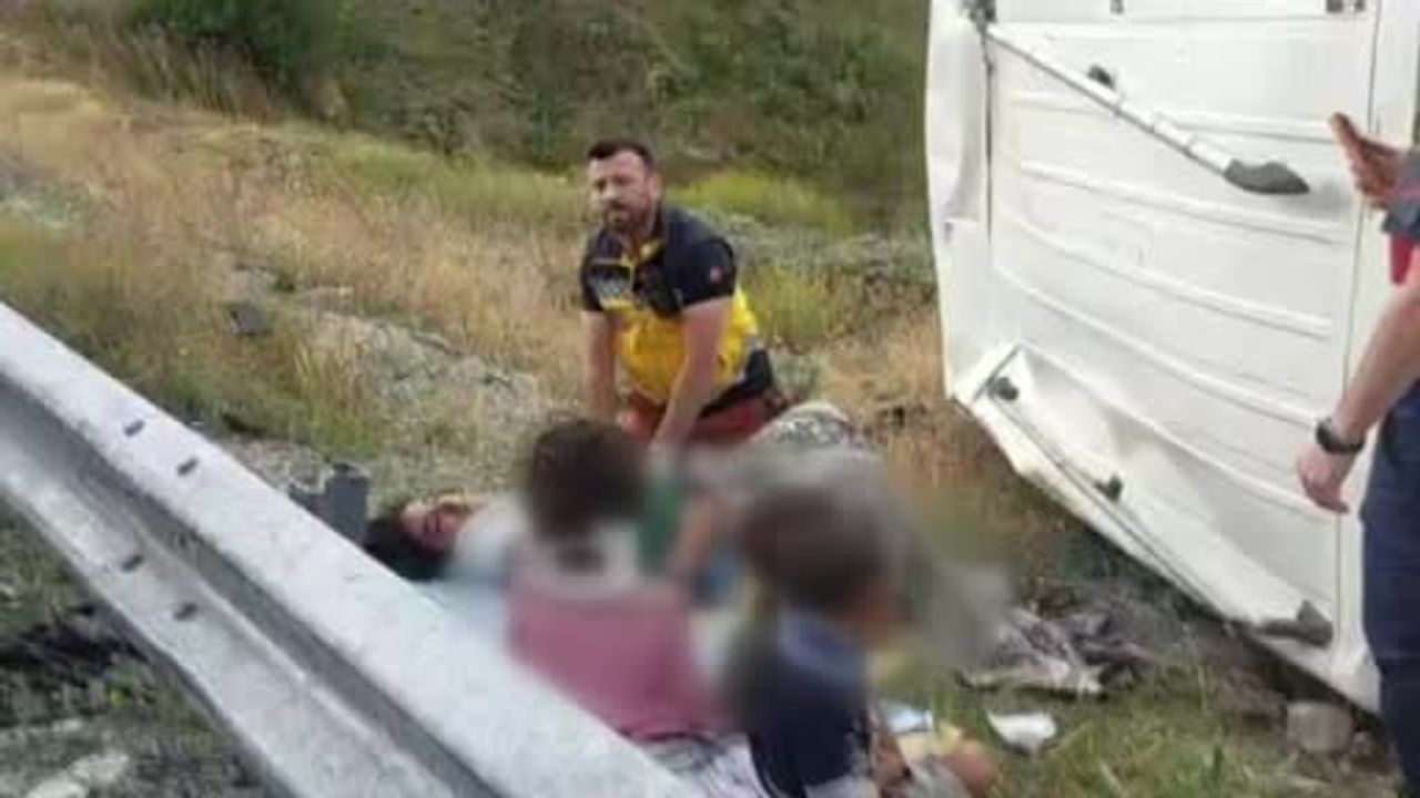 Kızıldağ geçidinde çarpışma: 5'i çocuk 11 kişi yaralandı