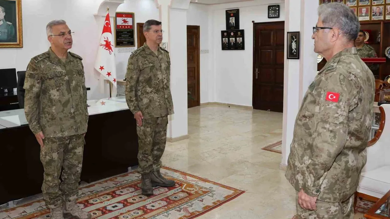 KKTC'de komuta değişimi: barış kuvvetlerinde resmi devir teslim