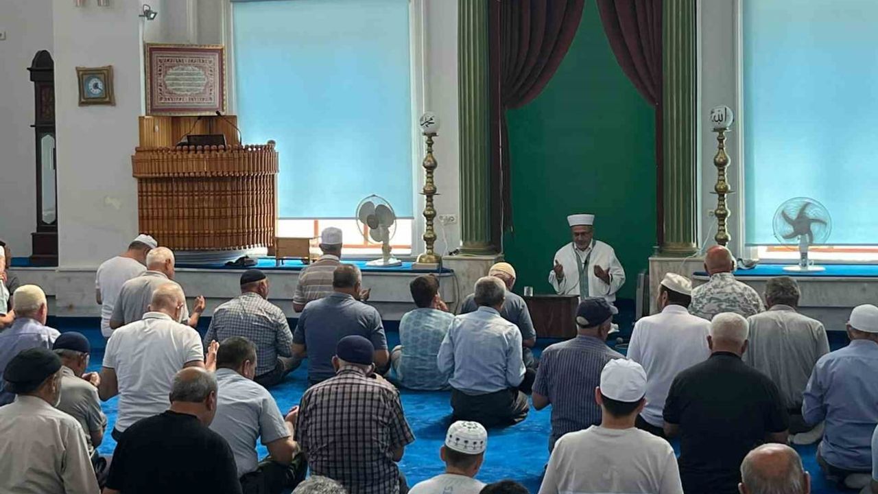 Koca Camii'de birlik ve dualarla mevlid kandili programı