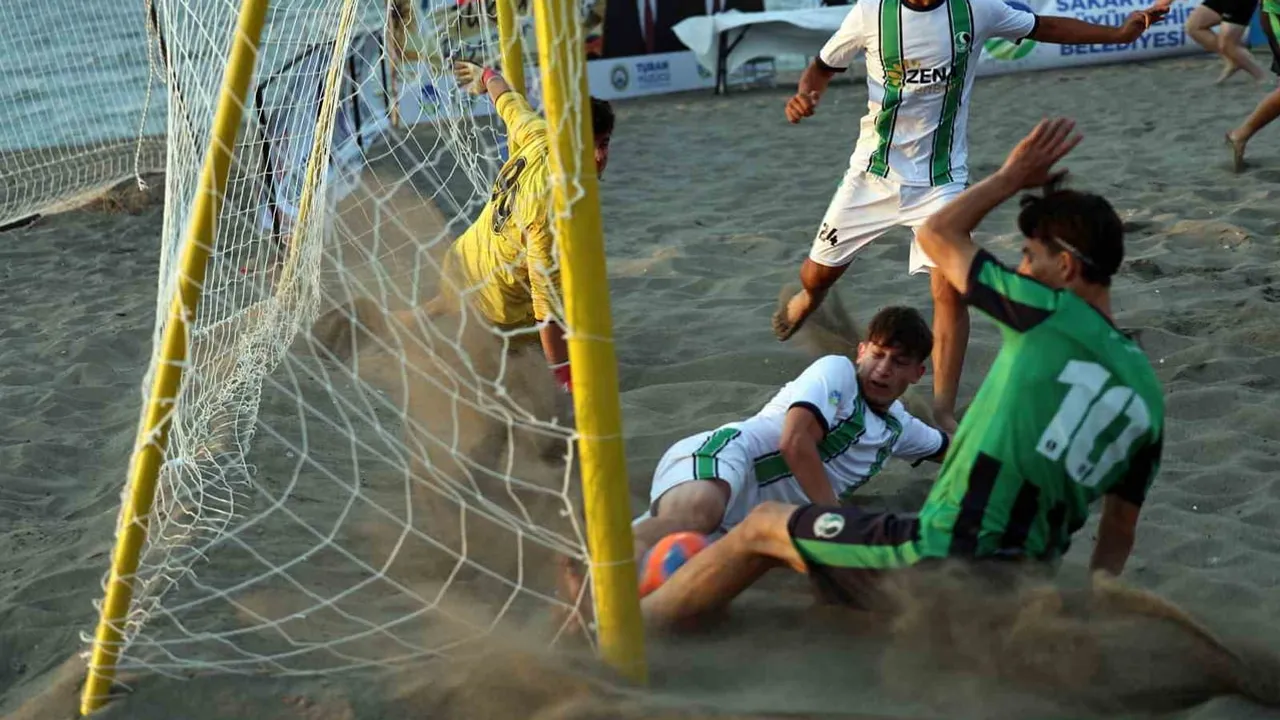 Kocaali sahilinde plaj futbolu coşkusu: 16 takım kıyasıya yarışıyor