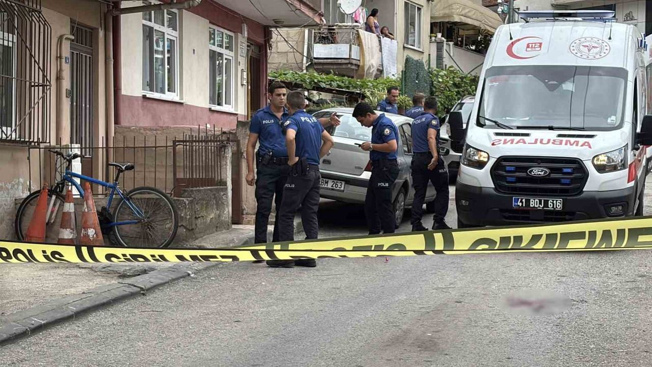 Kocaeli'de apartman önünde eski eşinin kocasını öldürüp kendine ateş etti