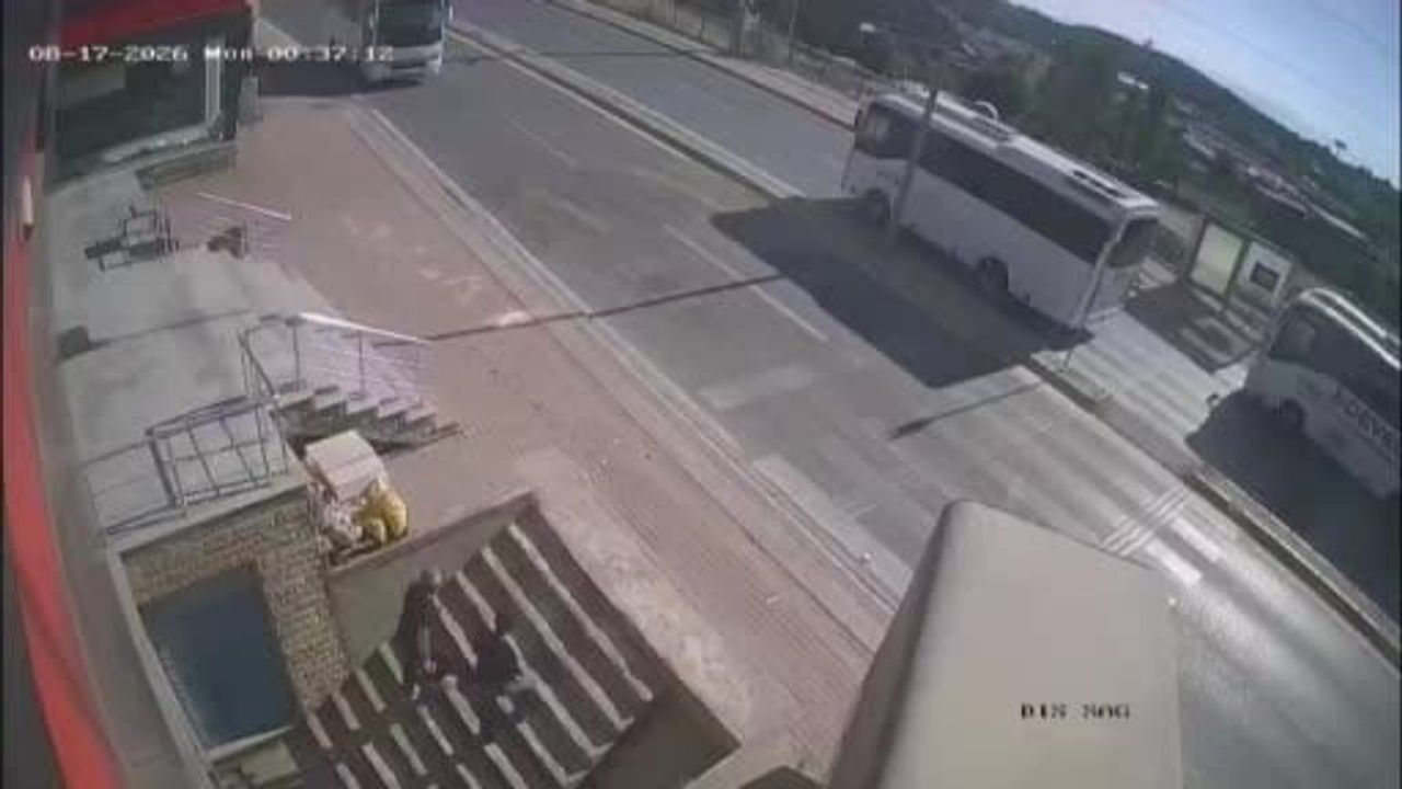 Kocaeli'de otomobil merdiven boşluğuna düşerken iki kişi son anda kurtuldu