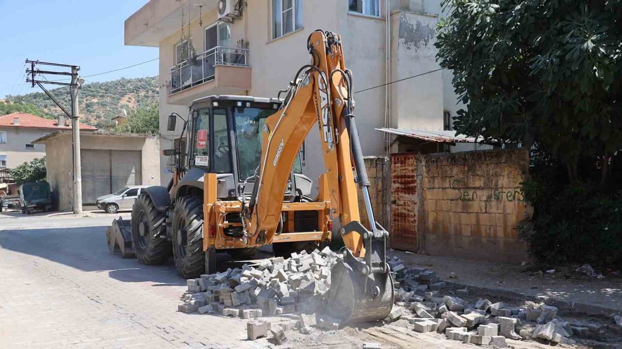 Koçarlı’da Yunus Emre Sokak’ta yol taşları yenileniyor