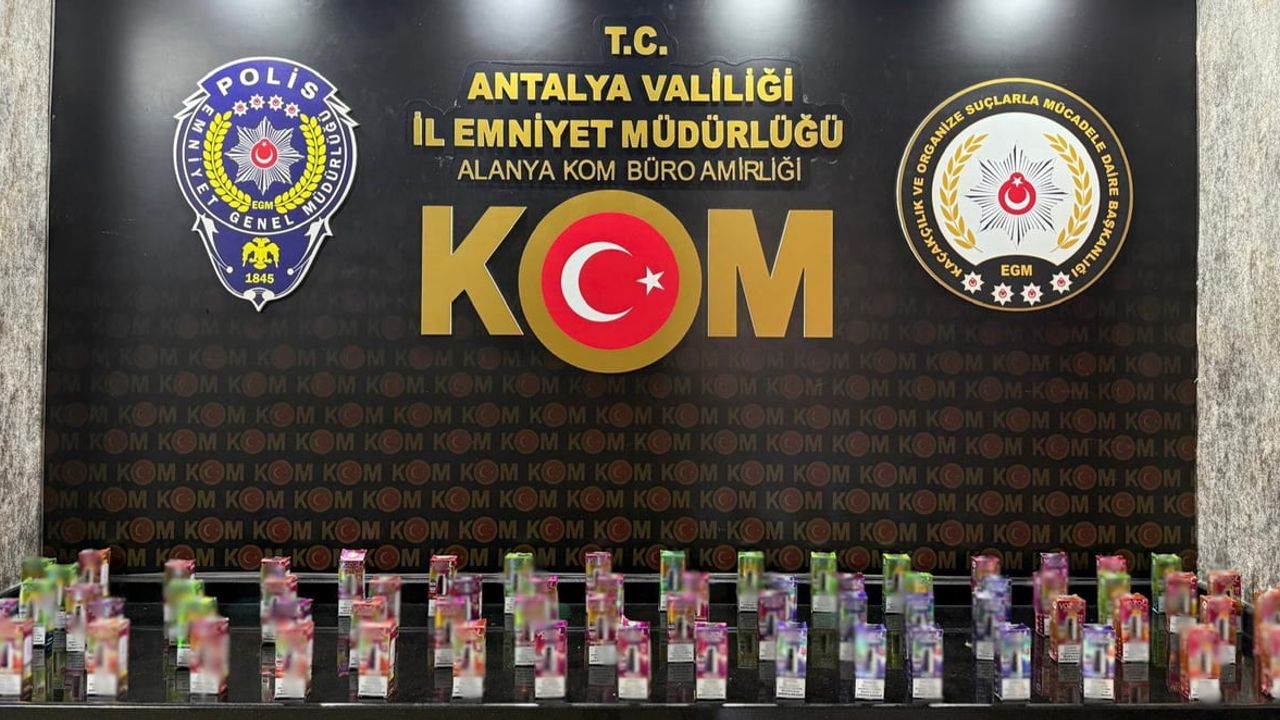 Kom ekipleri Antalya'da 22 tarihi eser ve çok sayıda kaçak ürünü ele geçirdi