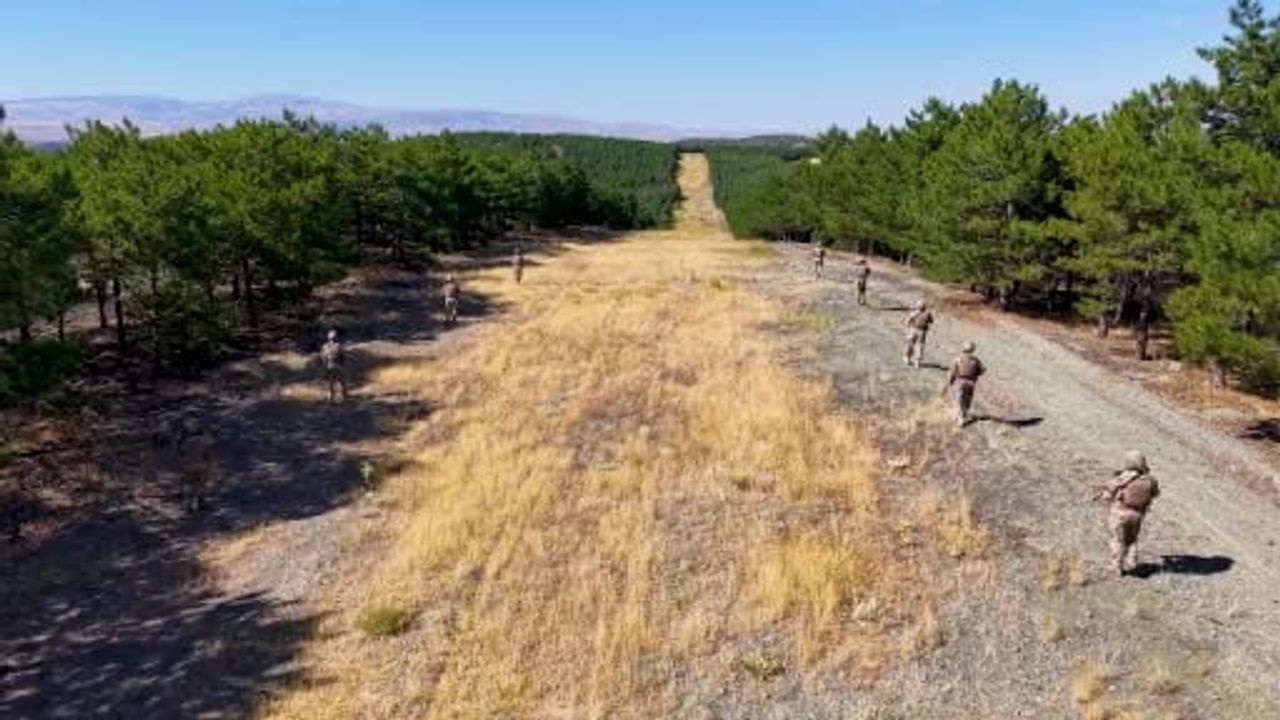 Komandolar ve dronlar sıcaklığın yükseldiği ormanlarda yangın riskini gözetliyor