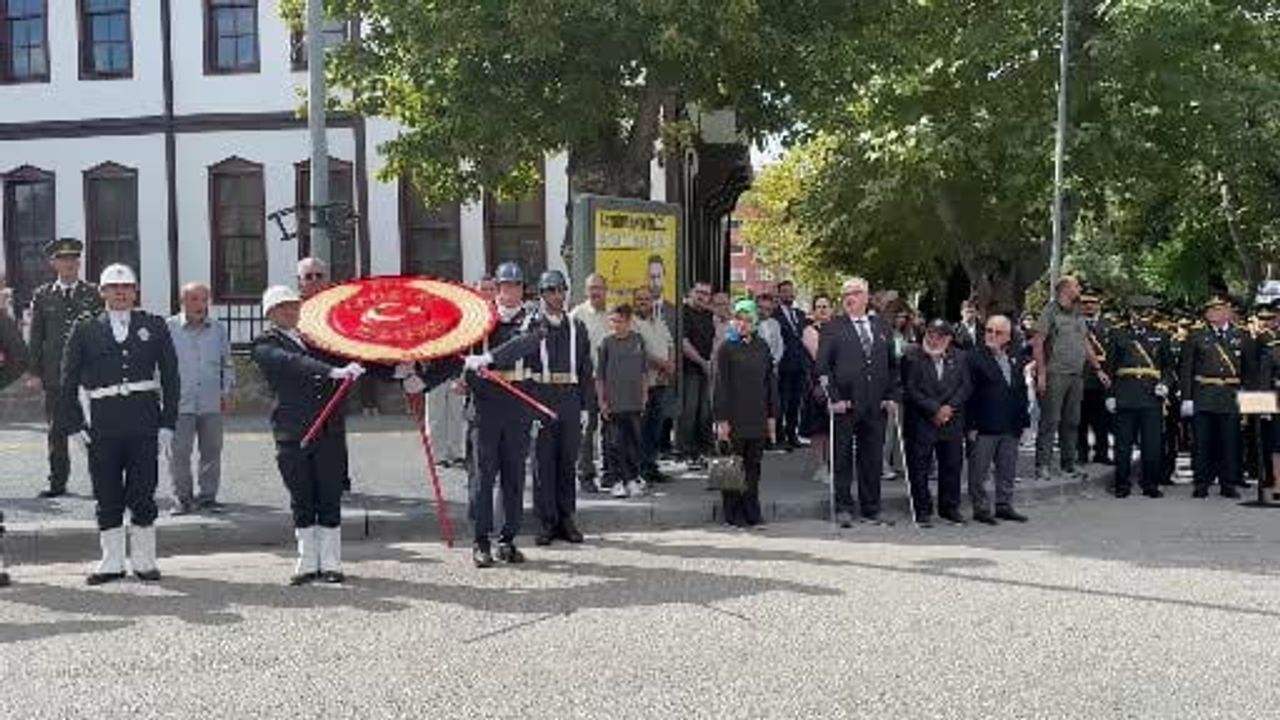 Komandoların gösterisine kamuflajıyla eşlik eden minik asker Çankırı'da ilgi odağı oldu