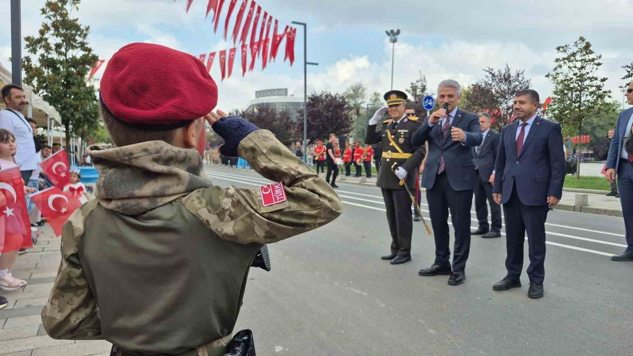 Komandoların nefes kesen gösterisiyle Düzce'de 30 Ağustos coşkusu