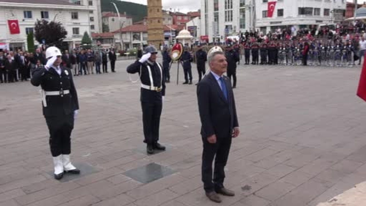 Komandoların zeybek gösterisi kutlamaya damga vurdu