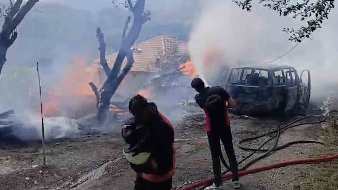 Komşu kavgası ölümle sonuçlandı: ev ve araç yakıldı
