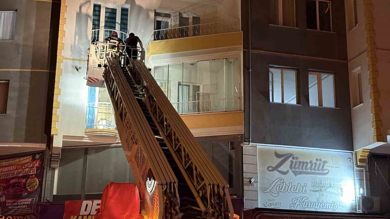 Komşuların ihbarıyla açılan kapı gerçeği ortaya çıkardı: 52 yaşındaki adam evinde ölü bulundu