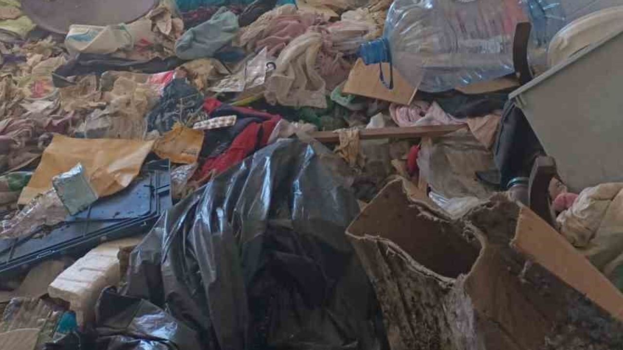 Komşuların şikâyetiyle Balkan Mahallesi'nde 28 ton atık temizlendi