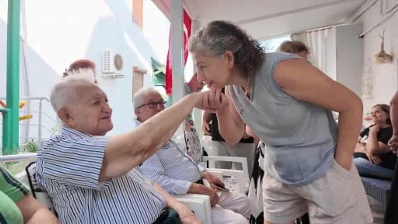 Komşularının alkışıyla 101 yaşını karşılayan eski astsubayın yaşam reçetesi