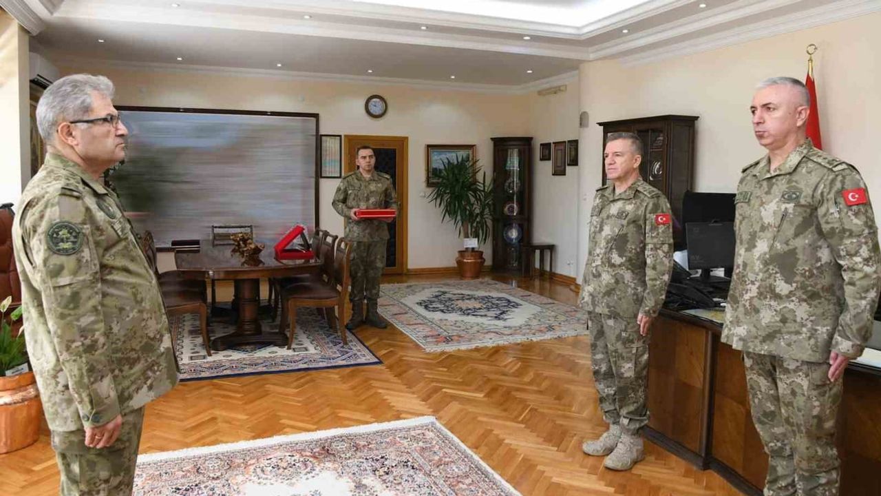 Komuta değişikliği: Erzincan'daki 3'üncü ordu komutanlığında devir teslim töreni