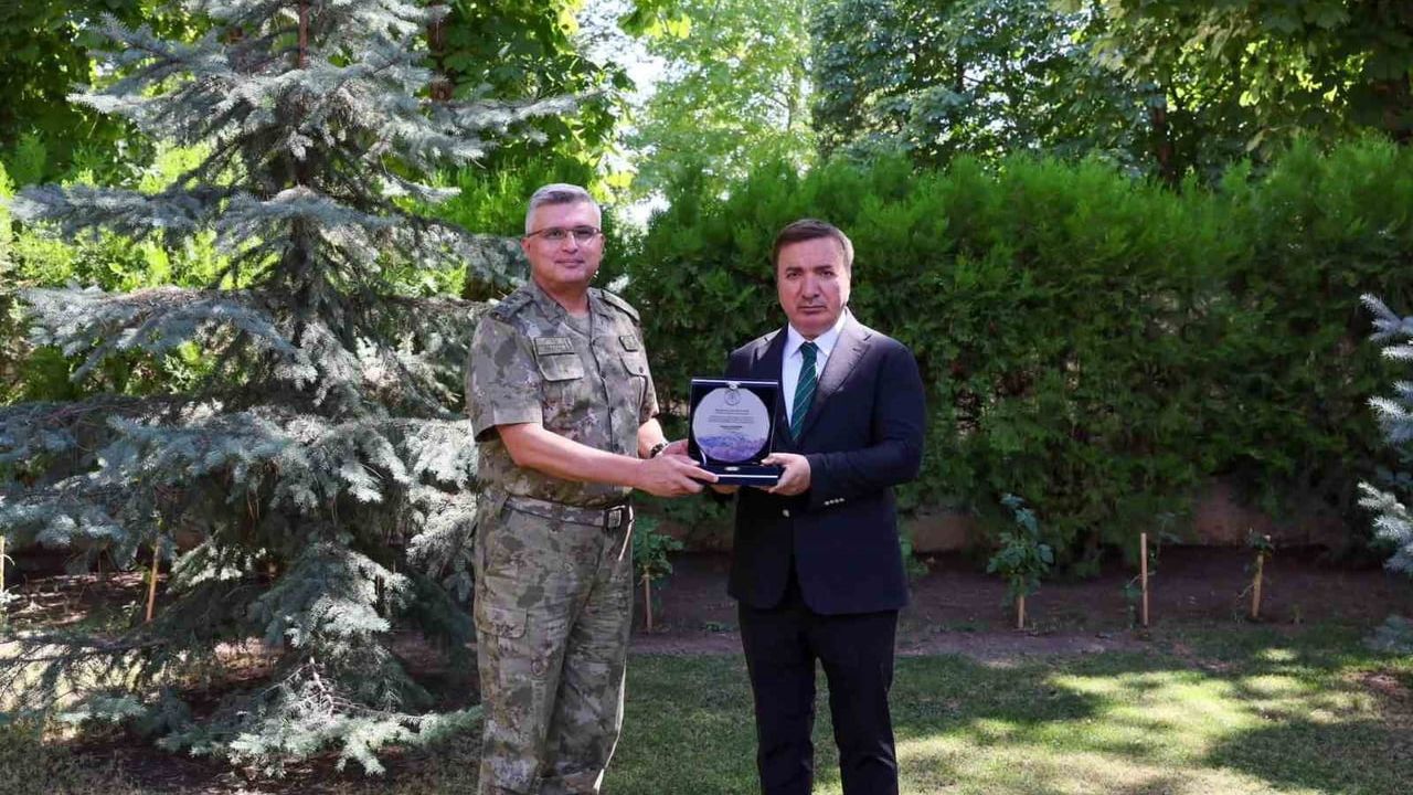 Komutanlıktan emekliliğe: tümgeneral Murat Ataç'tan valiye veda ziyareti