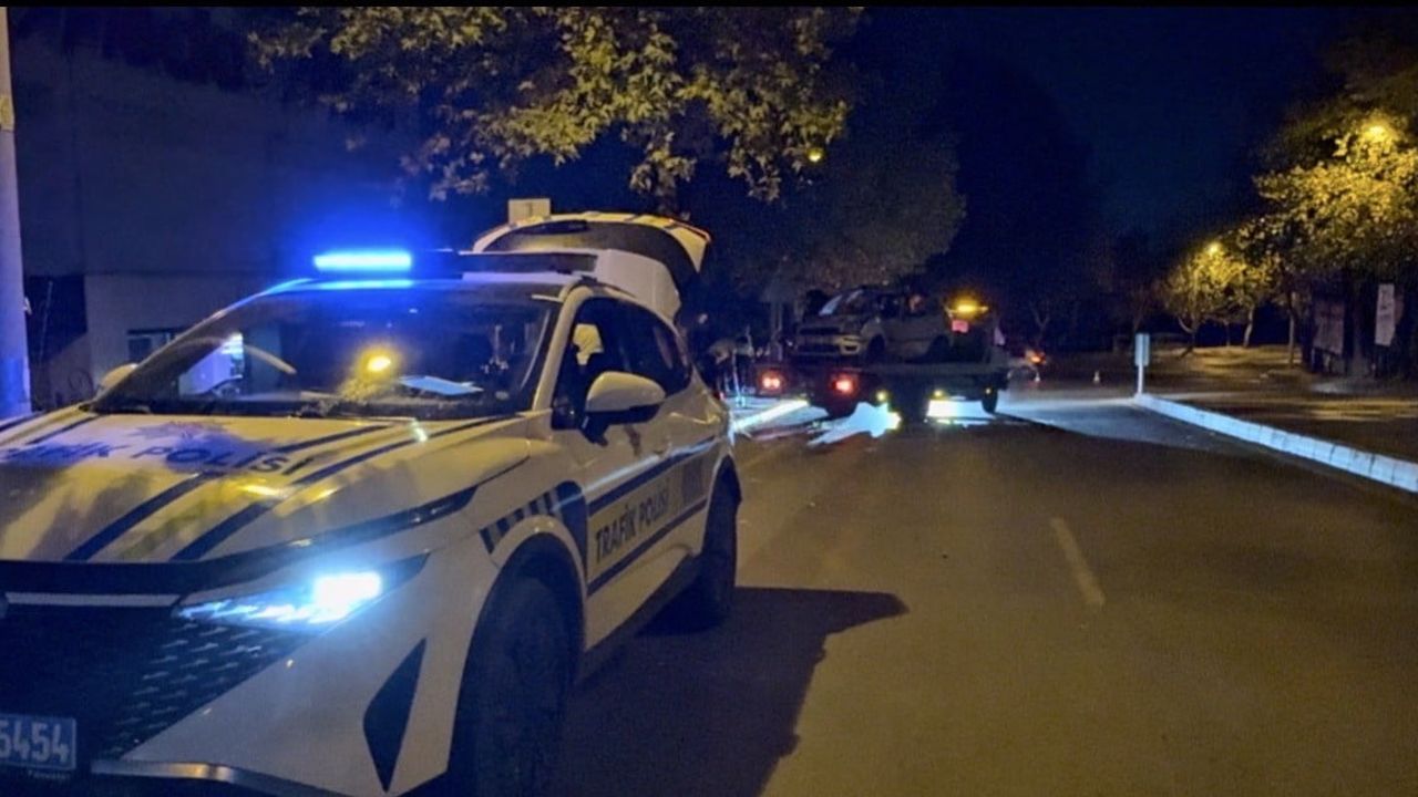 Kontrolden çıkan araç kaldırımdan ağaca çıktı, sürücü hastaneye kaldırıldı