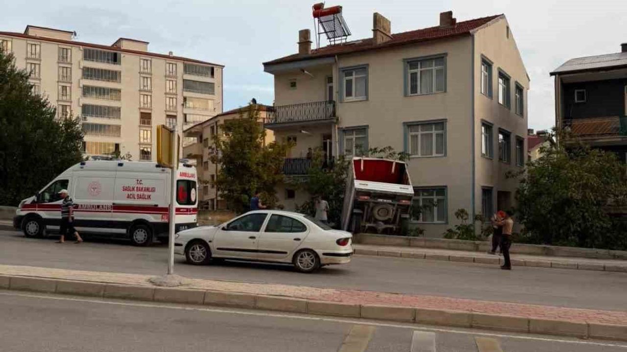 Kontrolden çıkan kamyonet apartman bahçesine uçtu: 1 kişi yaralandı