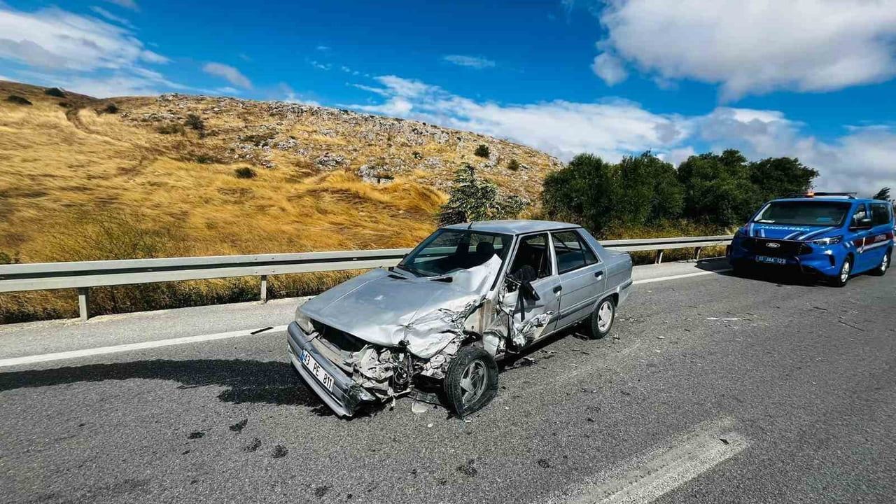 Kontrolden çıkan kamyonun çarpmasıyla otomobilde yolcu yaralandı