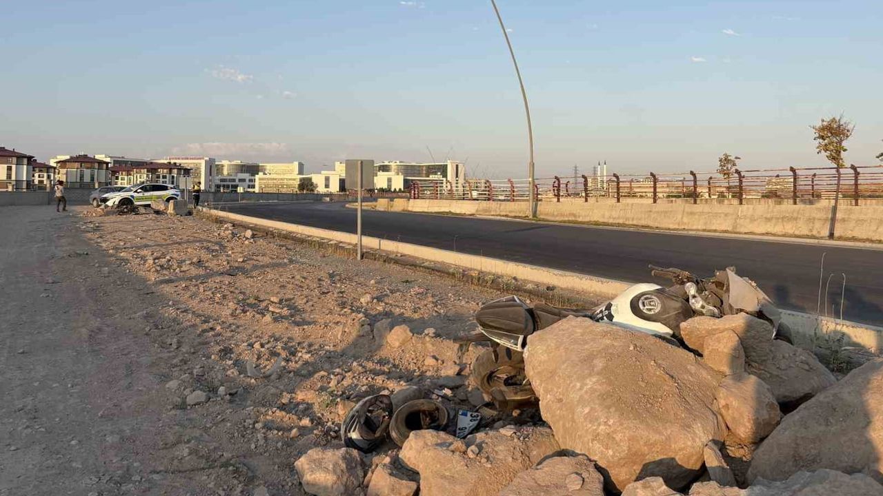Kontrolden çıkan motosiklet yan yattı, iki kişi hastaneye sevk edildi