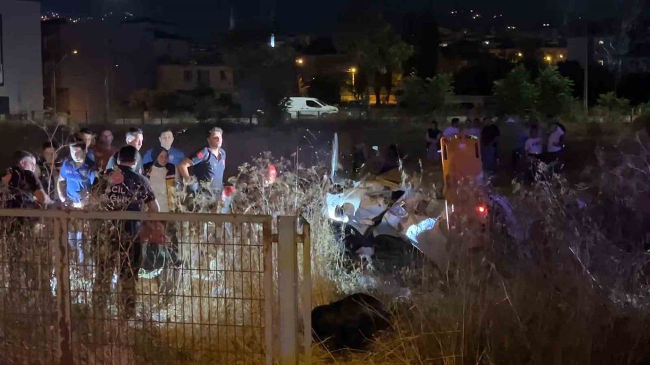 Kontrolden çıkan otomobil İzmir yolu'nda tarlaya devrildi, 5 kişi yaralandı
