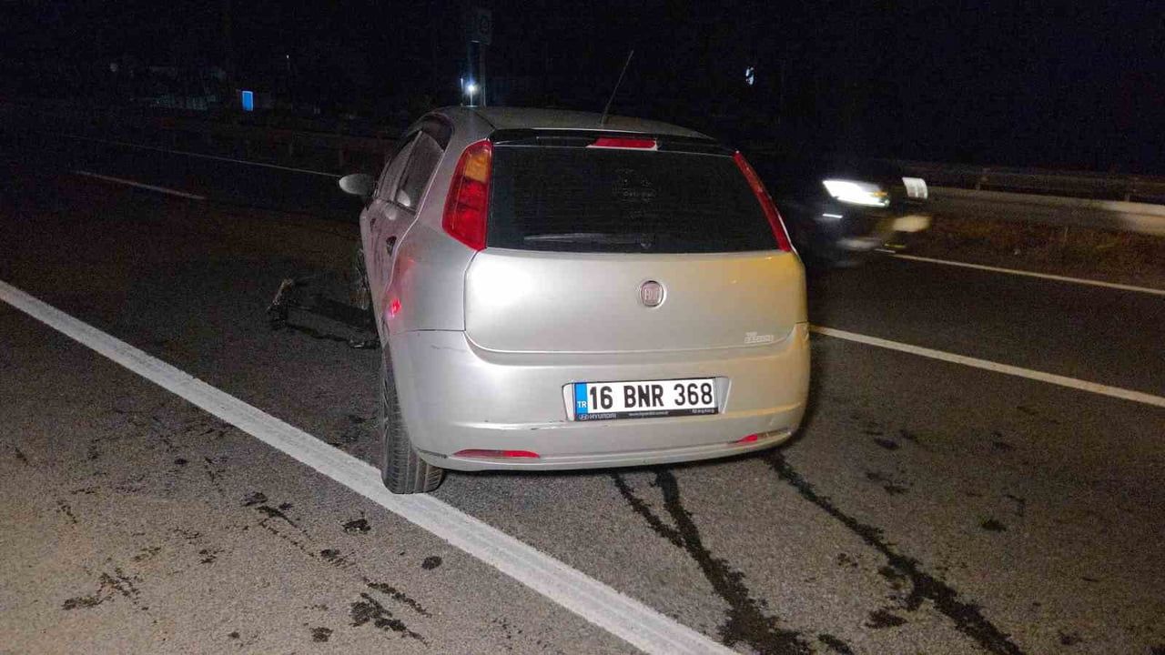 Kontrolden çıkan otomobil Orhangazi Süpürgelik mevkiinde bariyere çarptı